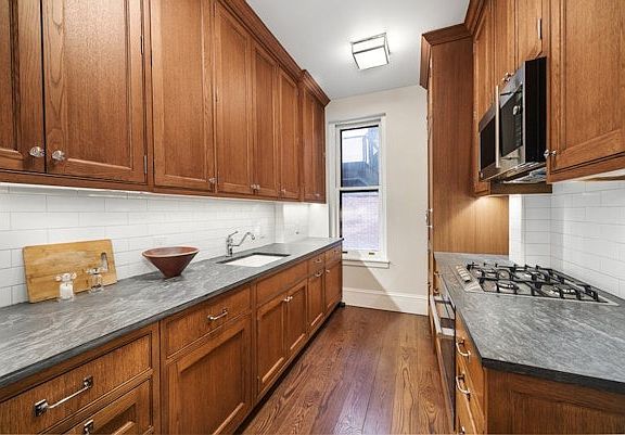 5th image of 165 E 60th St APT 2D