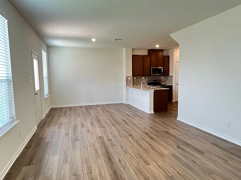 11642 Black Rose — Photo 6