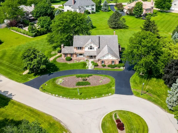 1520 Daybreak Dr, Libertyville, IL 60048