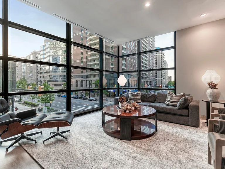 4040 Wilson — Photo 4