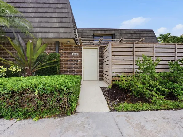 909 9th Ter, Palm Beach Gardens, FL 33418