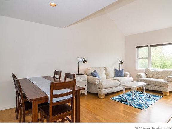 4th image of 408 Carlton Ln