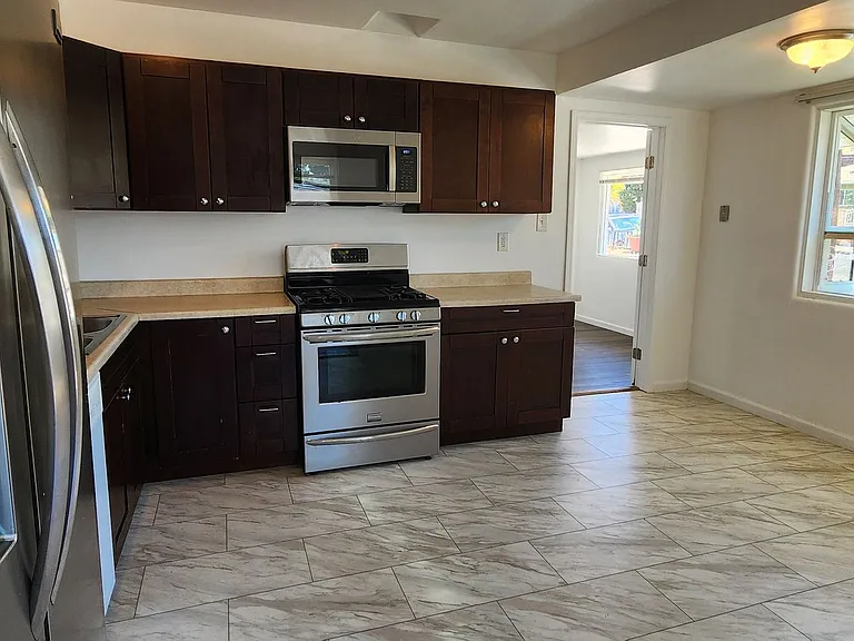 5904 Thorn St — Photo 6