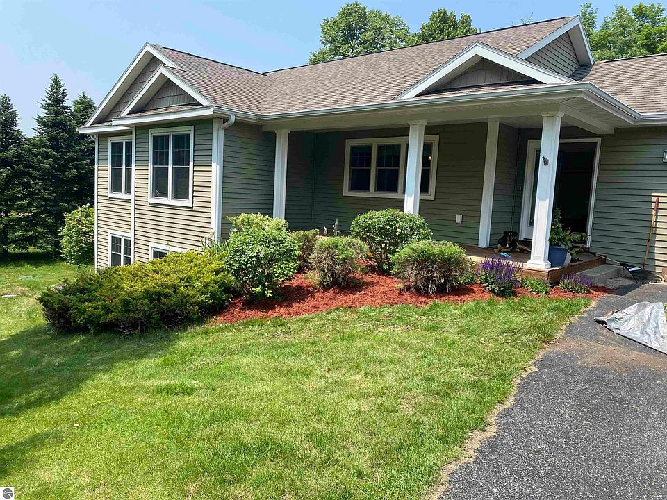 1st image of 931 Shamrock Ln