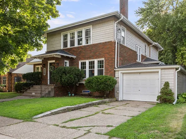 332 Forest Rd, Davenport, IA 52803
