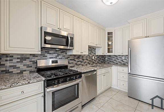 4th image of 662 Crotona Park S #1