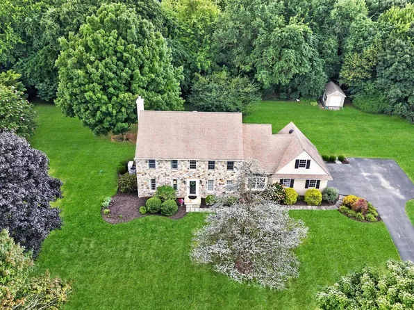 302 Clearfield Dr, Lincoln University, PA 19352