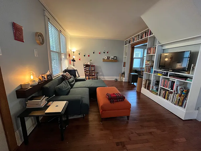 577 Laprairie St — Photo 3
