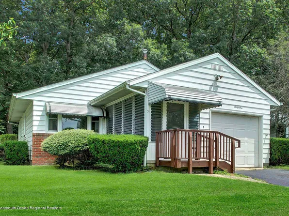 31 Yucca Ct, Toms River, NJ 08755