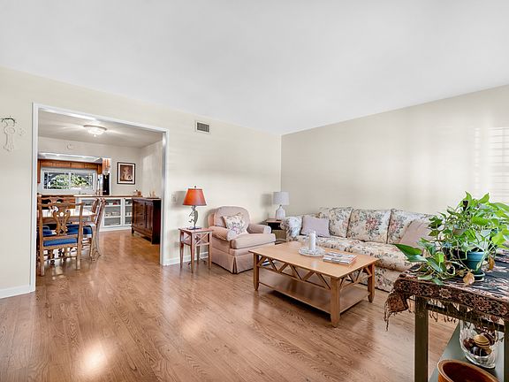 5th image of 22523 Clarendon St
