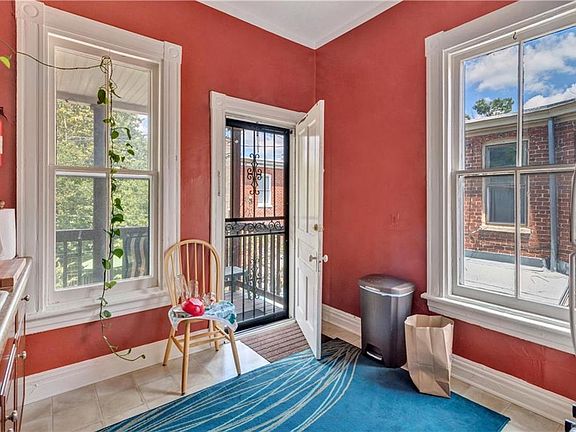 4th image of 426 W Stafford Ave