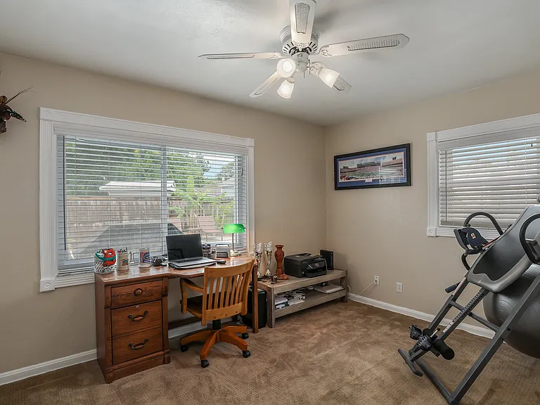453 Davis St — Photo 12