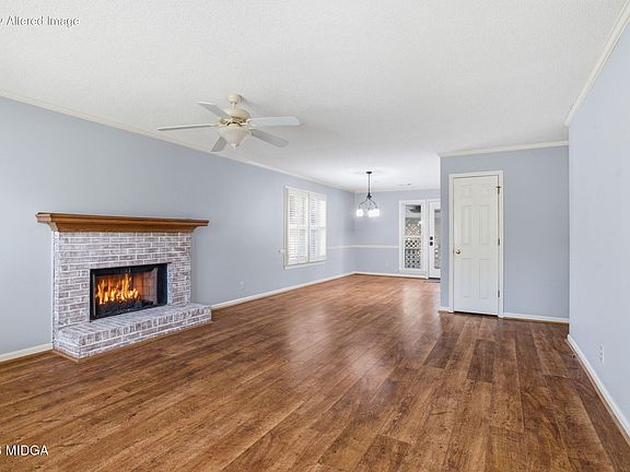 3rd image of 108 Manor Ter