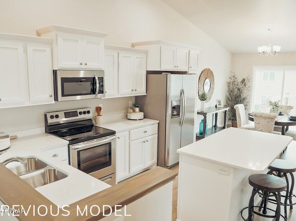 950 David Dr, Grand Forks, ND 58201
