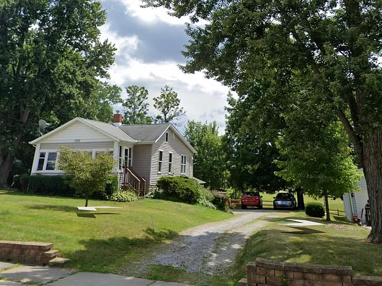 896 E Aurora Rd — Photo 13