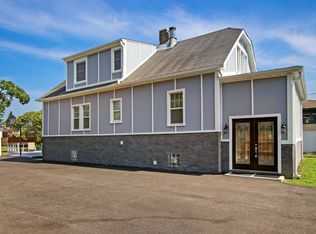 227 Greenwood Rd, Glenview, IL 60025