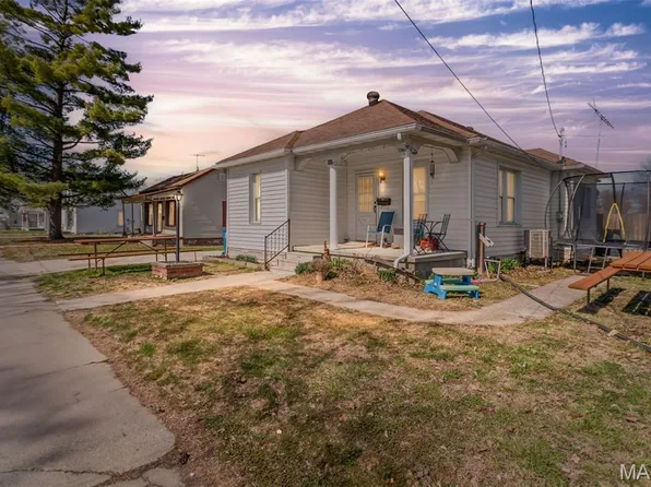 908 Locust St, Carrollton, IL 62016