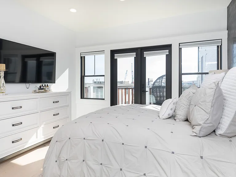 331 Chelsea St #4 — Photo 9