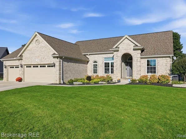 5353 Sequoia Ct, Grand Blanc, MI 48439