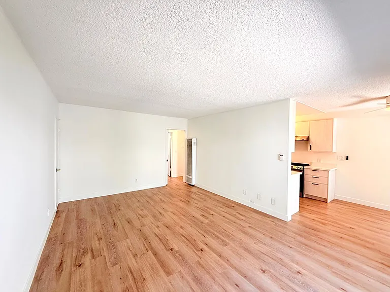 119 - 121 N Hillcrest Blvd — Photo 2