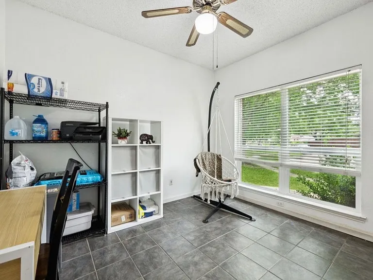 2128 Regency Dr — Photo 16