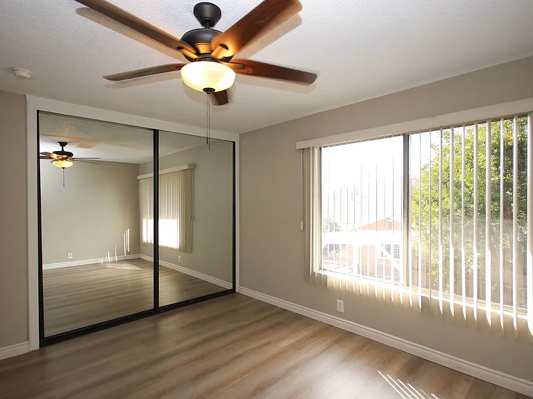 976 E Villa St #11 — Photo 11