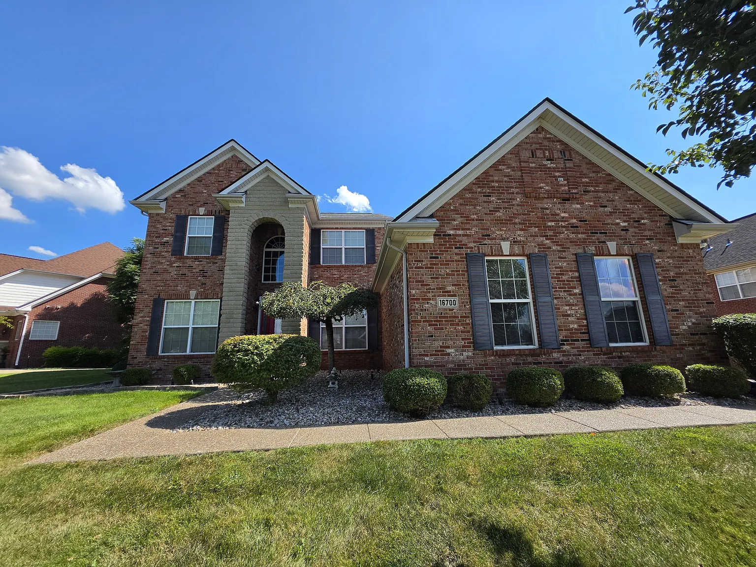 4 bed, 3.5 bath, 4611 sqft, $3,500 — Photo 1
