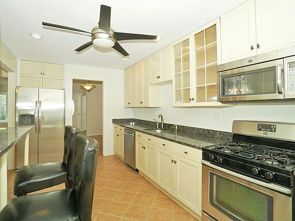 4th image of 80 Townhouse Dr E