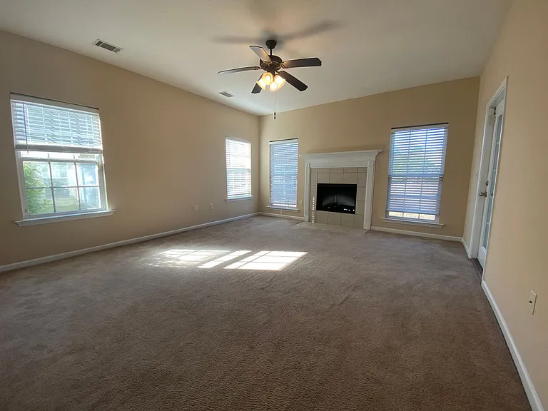 401 Barry McCaffrey L1 Maybank Vlg — Photo 8