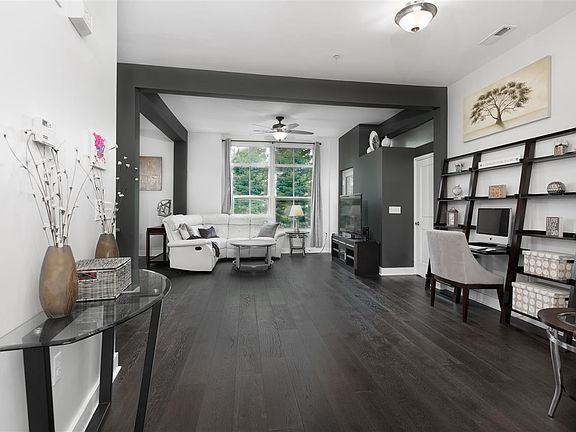 3rd image of 3 Greenwich Dr #82
