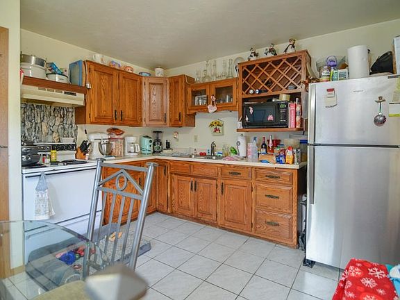 3rd image of 623 Victoria Ct