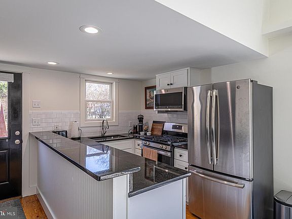 5th image of 48 Steamboat Rd