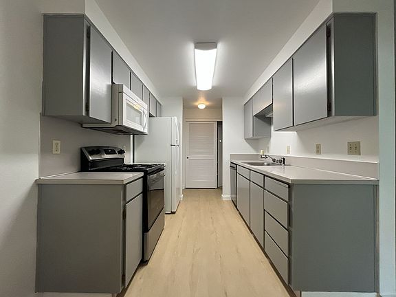 3rd image of 4634 SW Vermont St APT 4