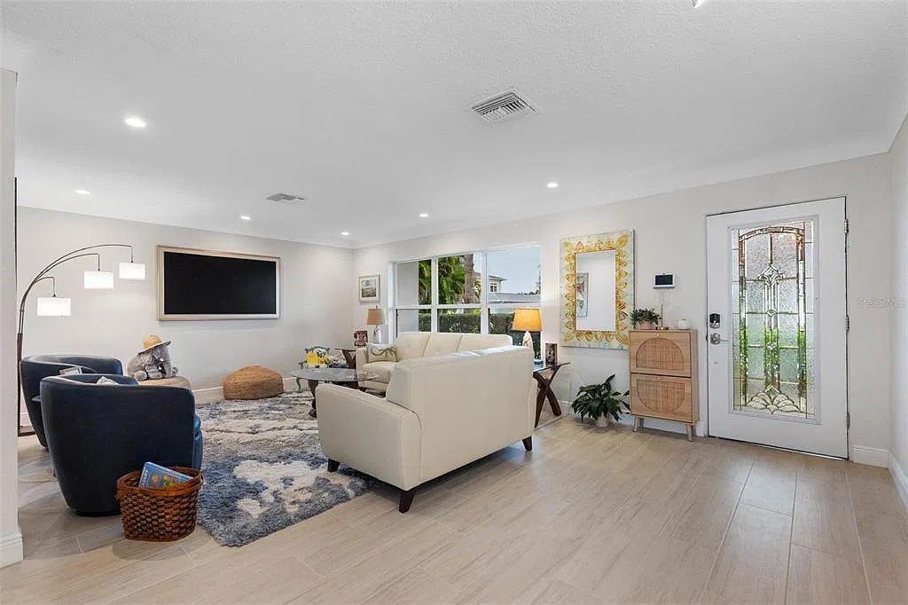 3 bed, 3.0 bath, 2242 sqft, $6,800 — Photo 4