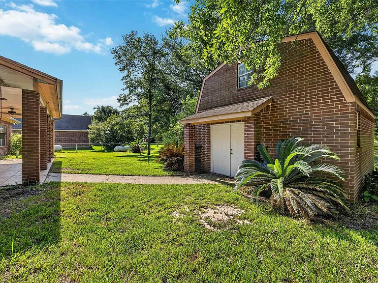 22962 Volga Dr — Photo 29