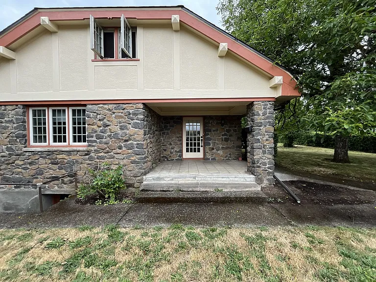 2430 SE Park Ave — Photo 2