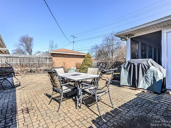 4th image of 1541 Greenview Dr