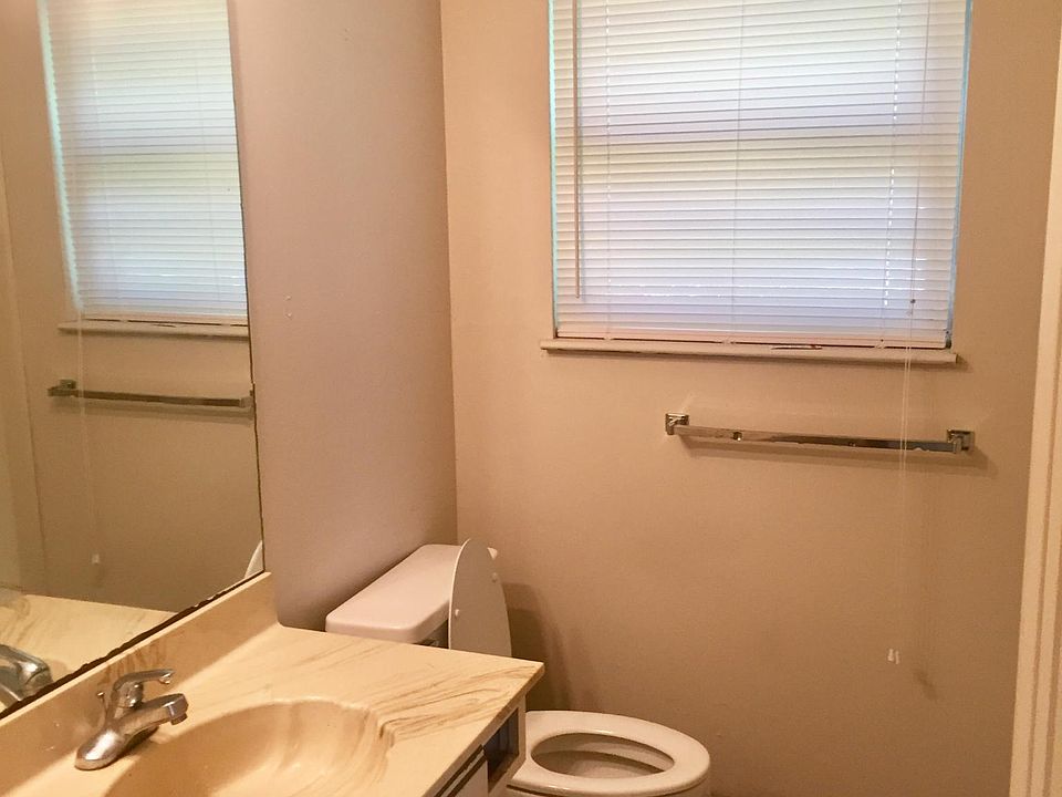 1st image of 1808 Parkwood Ln APT 11