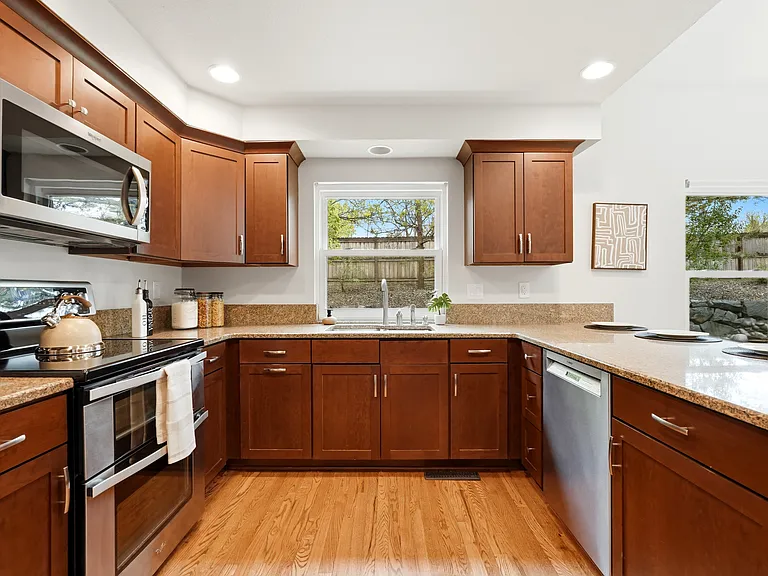 204 Corby Pl — Photo 10