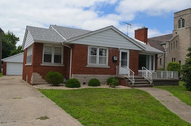 18118 Wentworth Ave photo 1