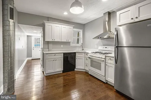 2564 Collins St Photo 1