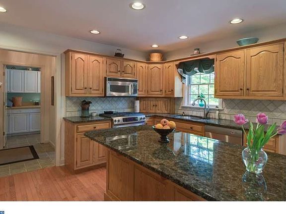 4th image of 35 Red Oak Dr
