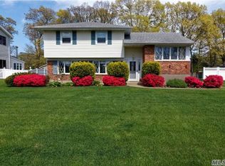35 Hobart St, East Islip, NY 11730