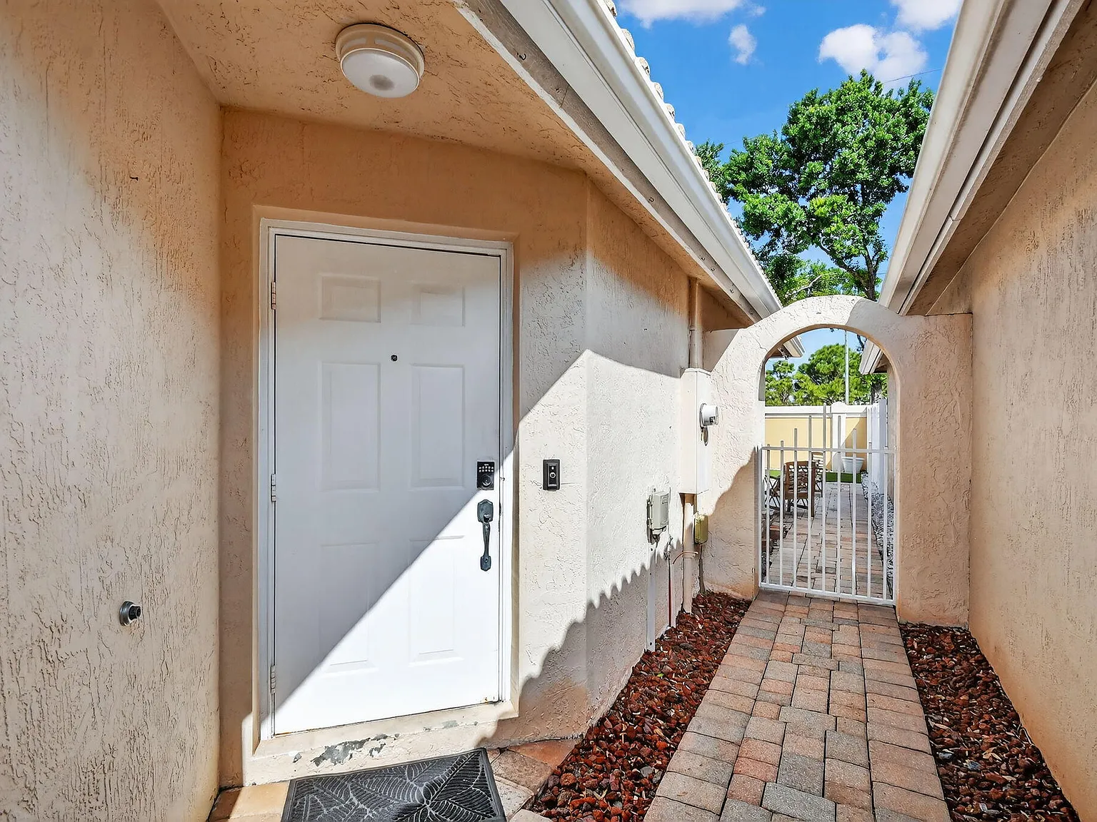 3 bed, 2.0 bath, 1253 sqft, $2,600 — Photo 4