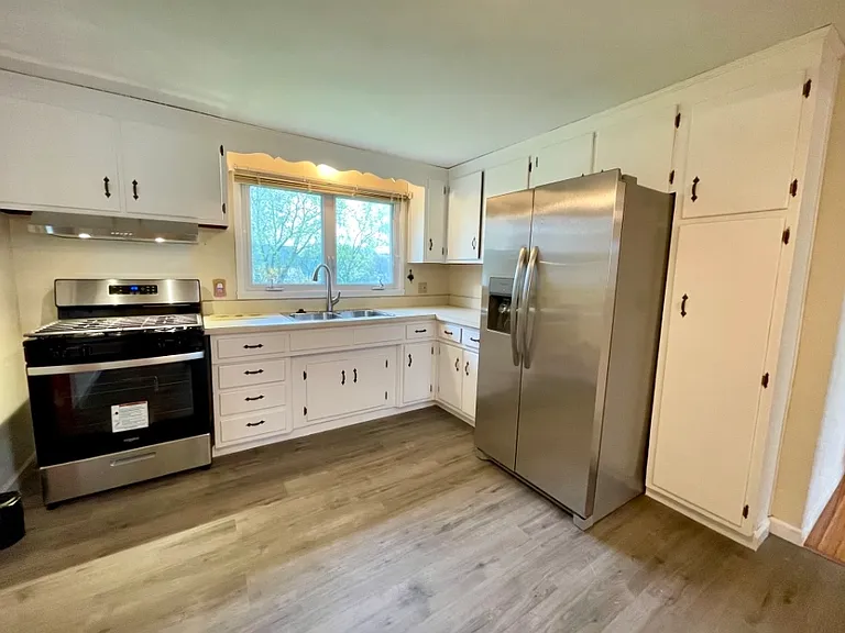 218 Bartlett Ave — Photo 2