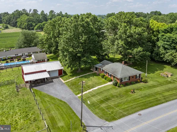 353 S Market St, Schaefferstown, PA 17088
