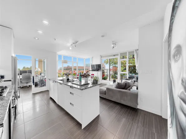2080 Broadway W #865, Vancouver, BC V6J 0C7