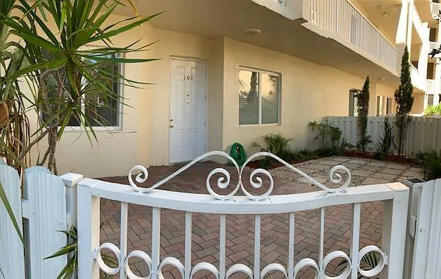 3500 Oaks Clubhouse Dr — Photo 3