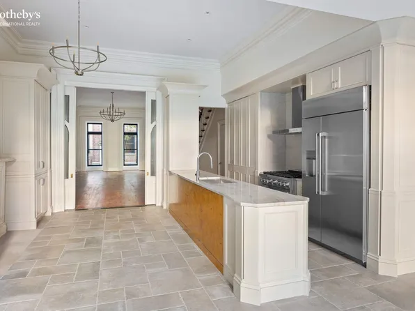 235 East 31st Street image 4 of 13