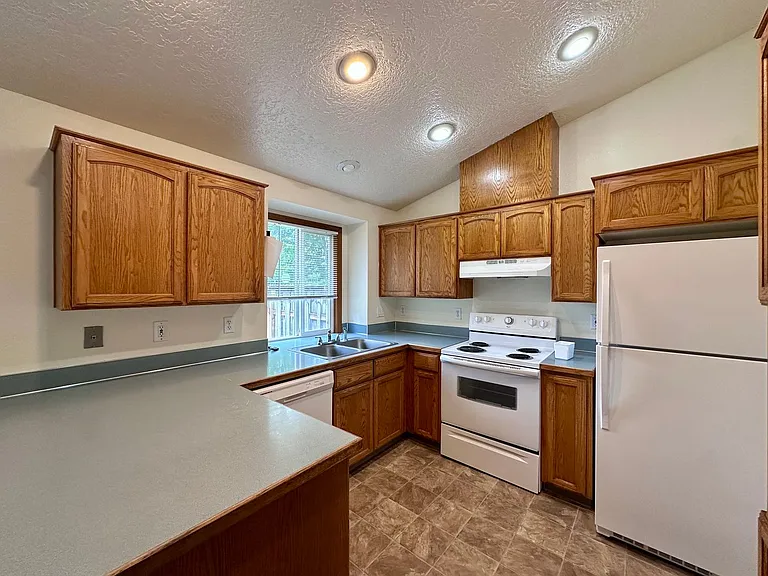 Adorable and Spacious!! Troutdale Duplex in Cul-de-sac!! — Photo 4